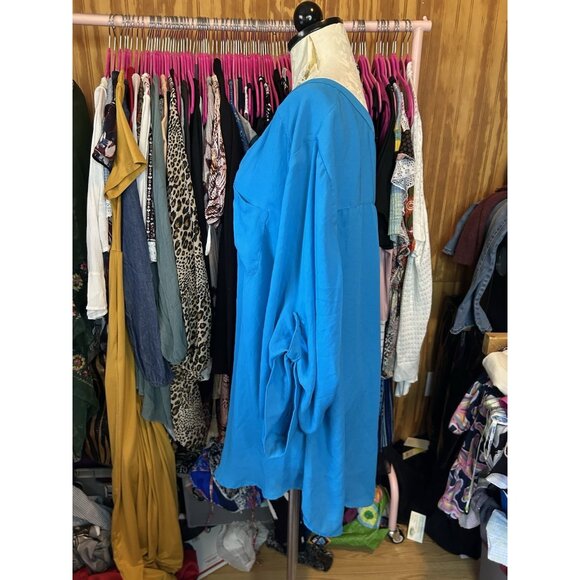 Torrid Plus Size 4 (4X) Roll Tab 3/4 Sleeve V-Neck Buttons Turquoise Blouse - Picture 4 of 7